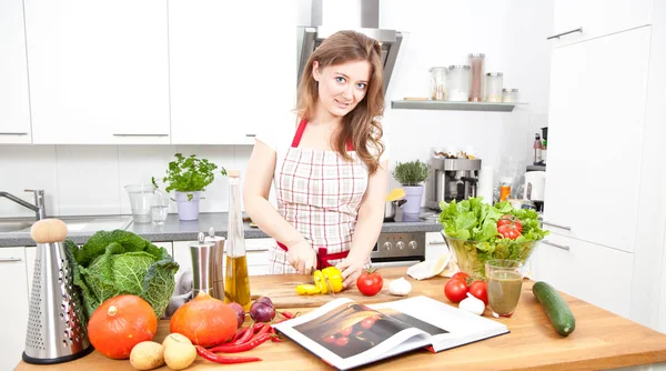 Aantrekkelijke Jonge Vrouw Schort Hakken Groenten Kijken Naar Camera Keuken — Stockfoto