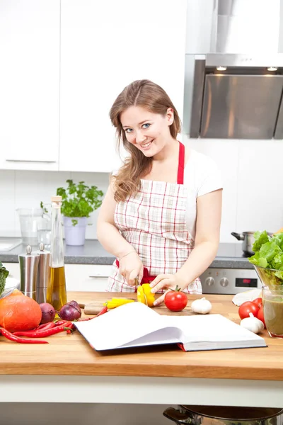 Schöne Junge Frau Schürze Schneidet Gemüse Und Lächelt Die Kamera — Stockfoto