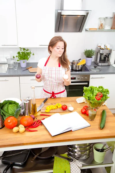 Bela Jovem Avental Ler Livro Receitas Cozinhar Salada Legumes Cozinha — Fotografia de Stock