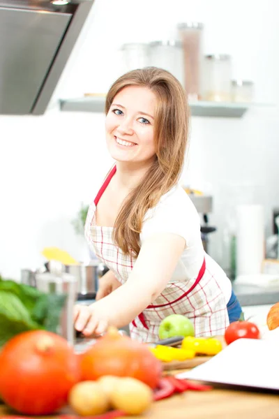 Bela Jovem Feliz Cozinha Avental Sorrindo Para Câmera Cozinha — Fotografia de Stock