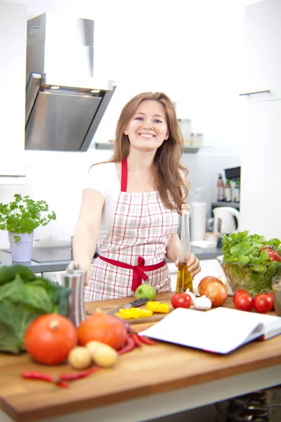 Szczęśliwy Piękną Młodą Kobietę Fartuch Posiadania Pojemników Przypraw Kuchni — Zdjęcie stockowe
