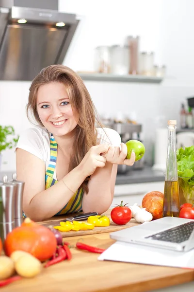 Jovem Feliz Avental Sorrindo Para Câmera Enquanto Cozinha Cozinha — Fotografia de Stock