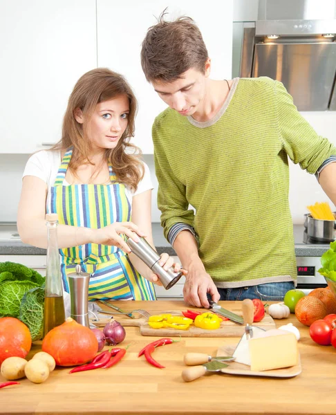 Glückliches Junges Paar Das Gemeinsam Der Küche Gesunde Lebensmittel Zubereitet — Stockfoto