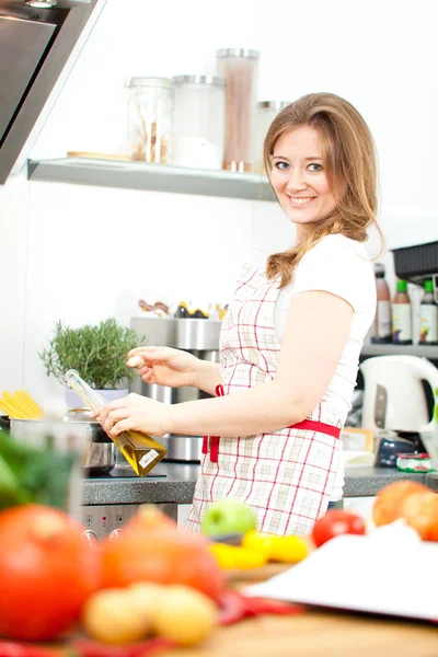 Feliz Joven Delantal Cocina Spaghetti Sonriendo Cámara Cocina Imagen De Stock