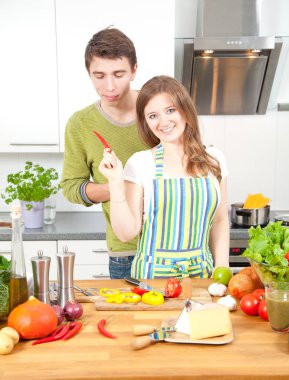 Mutlu genç mutfak birlikte sağlıklı gıda hazırlama çift. Sağlıklı gıda kavramı