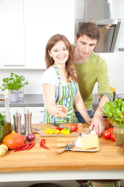 Mutlu genç mutfak birlikte sağlıklı gıda hazırlama çift. Sağlıklı gıda kavramı