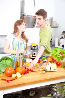 Mutlu genç çift birlikte mutfak yemek