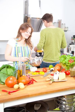 Mutlu genç çift birlikte mutfak yemek