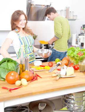 Mutlu genç çift birlikte mutfak yemek