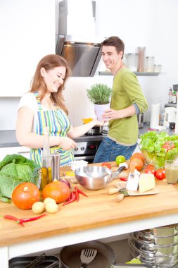 Mutlu genç çift birlikte mutfak yemek