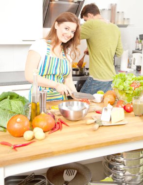 Mutlu genç çift birlikte mutfak yemek