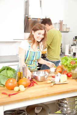 Mutlu genç çift birlikte mutfak yemek