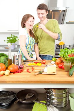 Mutlu genç çift birlikte mutfak yemek