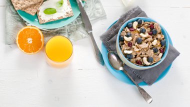 Yoğurt ve ahşap zemin üzerine taze çilek ile ev yapımı granola kase. Sağlıklı kahvaltı konsepti