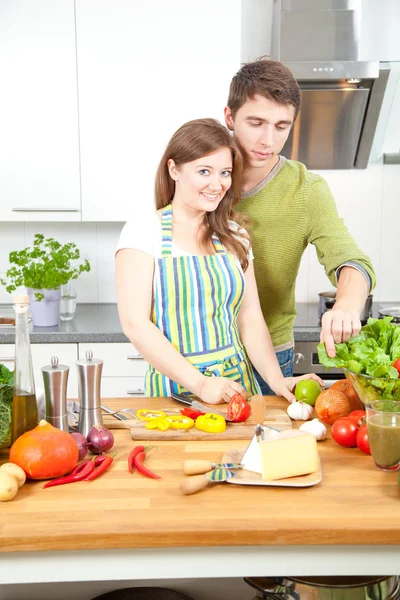 Glückliches Junges Paar Das Gemeinsam Der Küche Gesunde Lebensmittel Zubereitet — Stockfoto