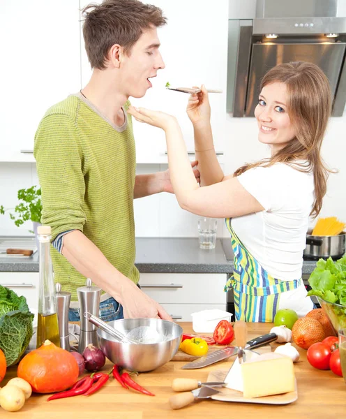 Glückliches Junges Paar Das Gemeinsam Der Küche Gesunde Lebensmittel Zubereitet — Stockfoto