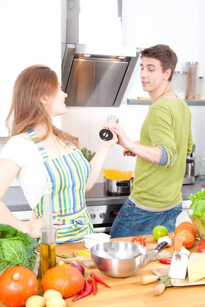 Glückliches Junges Paar Kocht Gemeinsam Der Küche — Stockfoto