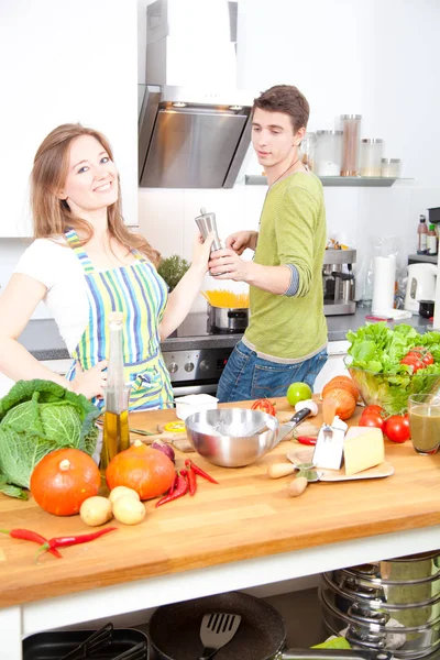 Glückliches Junges Paar Kocht Gemeinsam Der Küche — Stockfoto