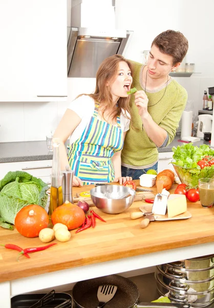 Glückliches Junges Paar Kocht Gemeinsam Der Küche — Stockfoto