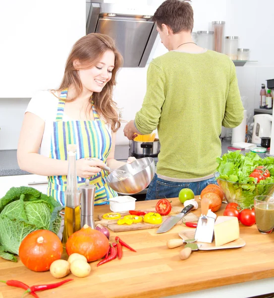 Glückliches Junges Paar Kocht Gemeinsam Der Küche — Stockfoto