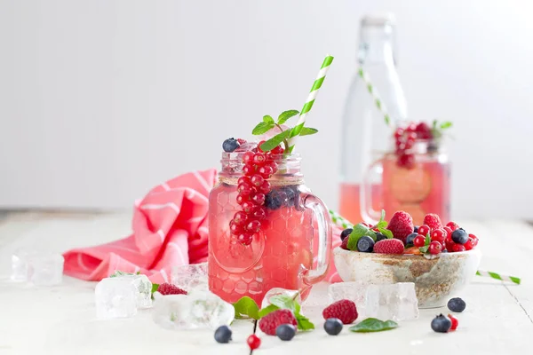 Sommerbeeren Trinken Limonade Mit Himbeere Und Brombeere Mit Zitrone Minze — Stockfoto