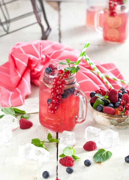 Summer Berry Drink Citronnade Framboise Mûre Citron Menthe Pot Maçon — Photo