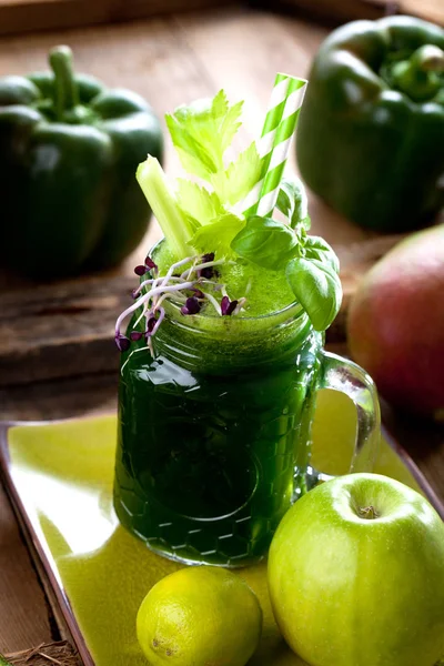 Vaso Jugo Verduras Frescas Sobre Fondo Madera Oscura —  Fotos de Stock