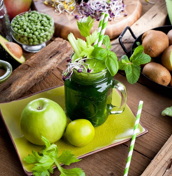 Vaso Jugo Verduras Frescas Sobre Fondo Madera Oscura — Foto de Stock