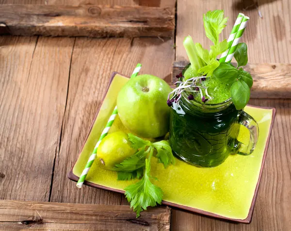 Vaso Jugo Verduras Frescas Sobre Fondo Madera Oscura —  Fotos de Stock