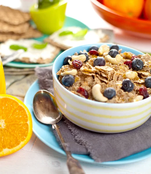 Cuenco Granola Casera Con Yogur Bayas Frescas Sobre Fondo Madera — Foto de Stock