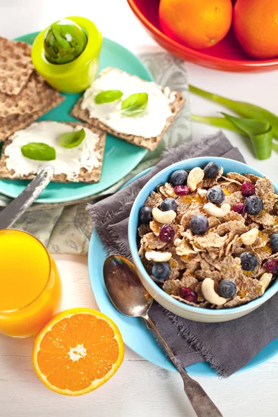 Cuenco Granola Casera Con Yogur Bayas Frescas Sobre Fondo Madera — Foto de Stock