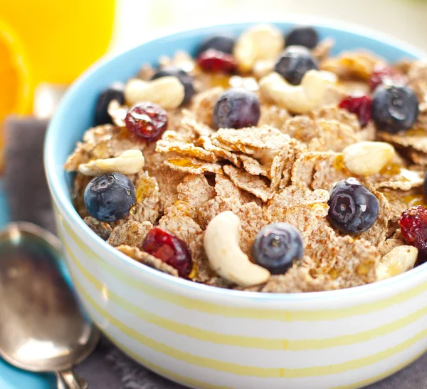 Cuenco Granola Casera Con Yogur Bayas Frescas Sobre Fondo Madera — Foto de Stock