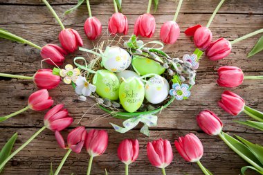Güzel lale ahşap arka plan, üstten görünüm, çerçeve, sınır üzerinde. Anneler günü, düğün veya mutlu olay için lale ile güzel tebrik kartı