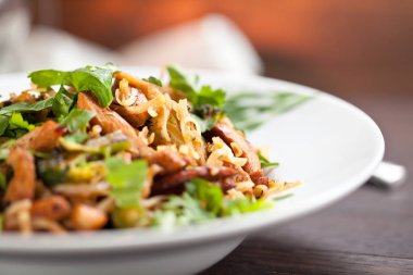 Pirinç, tavuk, mantar ve plaka sebze erişte. Üstten görünüm.