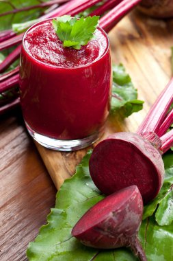 Bardak taze pancar suyu ile pancar ahşap tablo