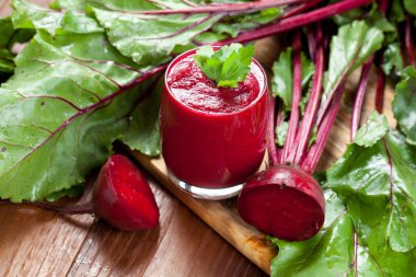 Bardak taze pancar suyu ile pancar ahşap tablo