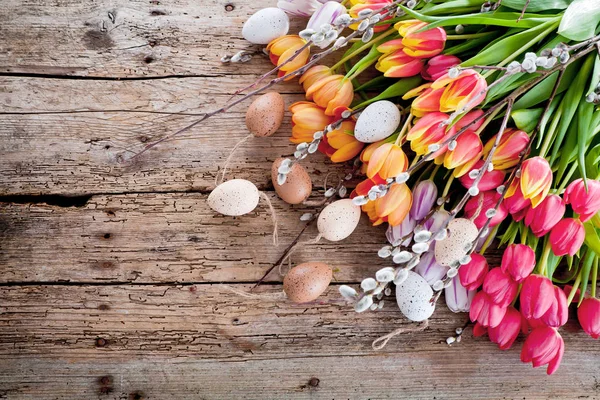 Osterhintergrund Bunte Frühlingstulpen Auf Hölzernem Hintergrund — Stockfoto