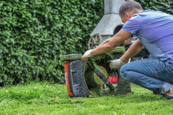 Temporada Verano Primavera Hombre Cortando Césped Jardín Durante Día Soleado —  Fotos de Stock