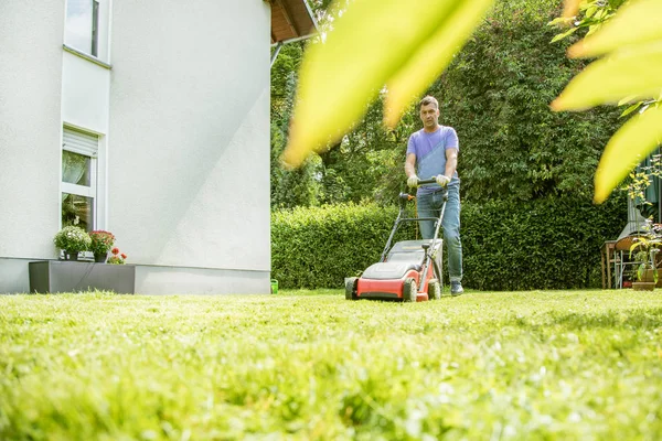 Temporada Verano Primavera Hombre Cortando Césped Jardín Durante Día Soleado —  Fotos de Stock