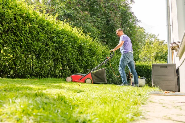 Tavaszi Nyári Szezonban Kaszálás Gyep Kert Napos Nap Folyamán Ember — Stock Fotó