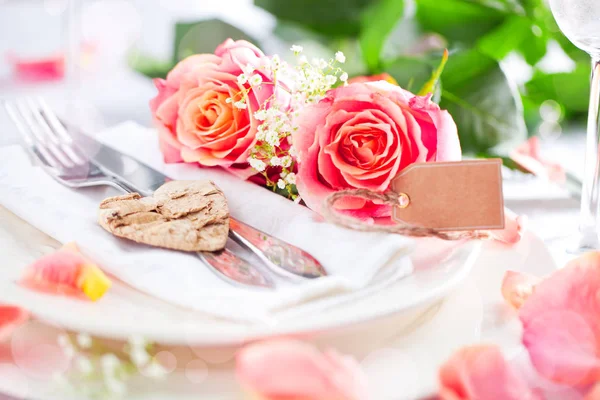 Schöne Tischdekoration Für Den Valentinstag Mit Rosen — Stockfoto