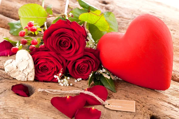 Gül Ahşap Masa Sevgililer Günü Arka Plan Üzerinde Bir Kalp — Stok fotoğraf