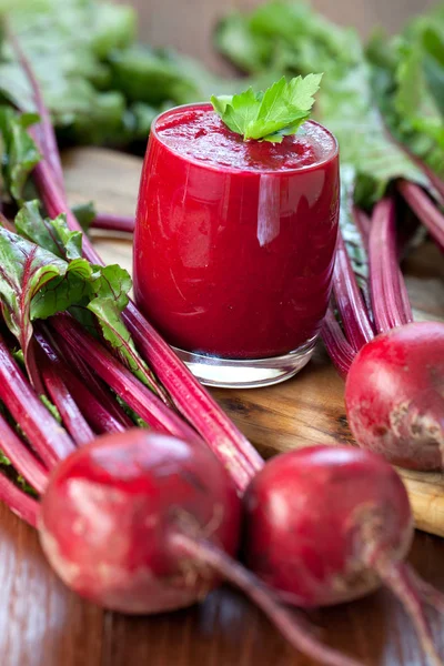 Bicchiere Succo Barbabietola Fresca Con Barbabietole Sul Tavolo Legno — Foto Stock