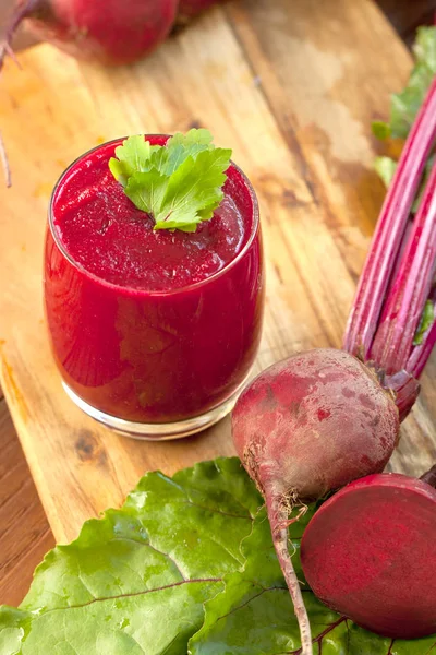 Bicchiere Succo Barbabietola Fresca Con Barbabietole Sul Tavolo Legno — Foto Stock