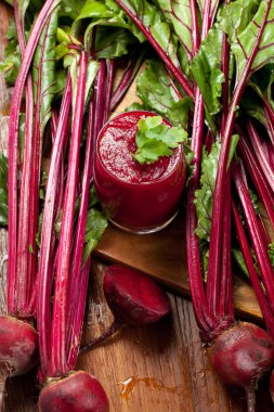 Bardak taze pancar suyu ile pancar ahşap tablo