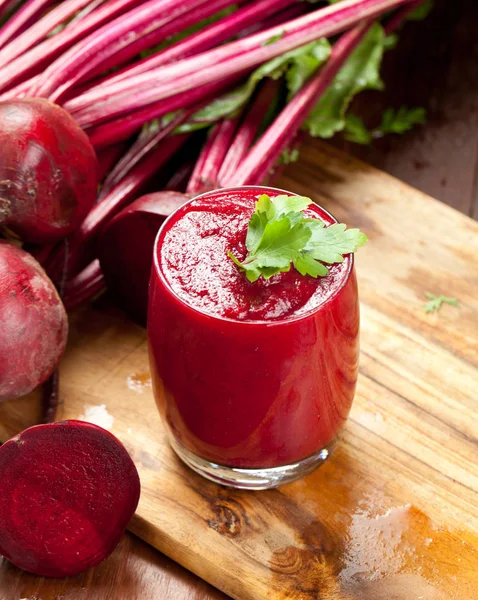 Bicchiere Succo Barbabietola Fresca Con Barbabietole Sul Tavolo Legno — Foto Stock