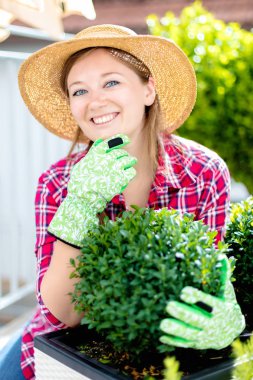 Güzel genç kadın dışında yaz doğada Bahçe