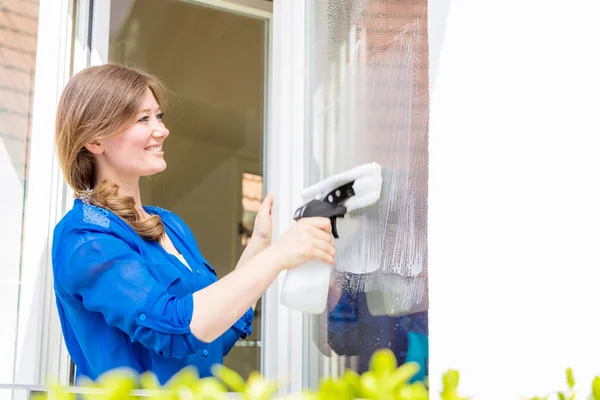清掃の概念 若い女性の洗濯窓を閉じて — ストック写真