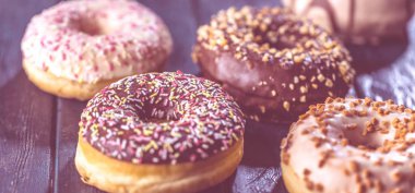 ahşap yüzeyde lezzetli sırlı çöreklerin yakın çekim görünümü       