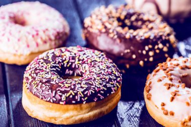 ahşap yüzeyde lezzetli sırlı çöreklerin yakın çekim görünümü      